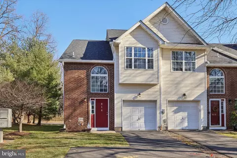 816 Lily Ln, Ewing, NJ 08638