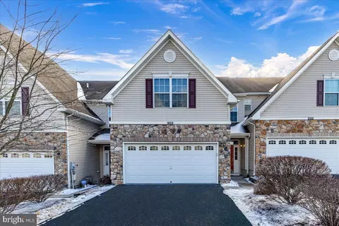 202 Brinley Dr, Pennington, NJ 08534