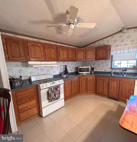 9 Forest Dr, Hightstown, NJ 08520