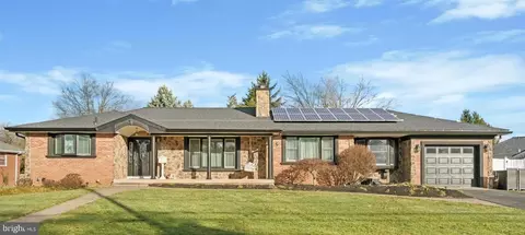 7 Village Dr W, Hamilton, NJ 08620