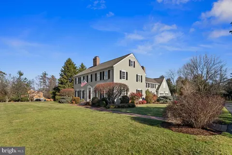 10 E Acres Dr, Pennington, NJ 08534