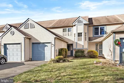25 Willow Bend Dr, Hamilton, NJ 08690