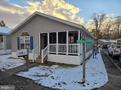 1 Maple Dr, East Windsor, NJ 08520