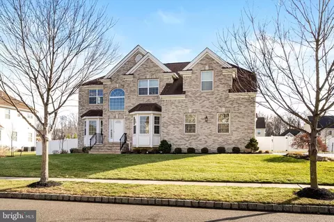 5 Opal Dr, Robbinsville, NJ 08691