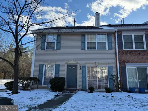 94 Versailles Ct, Hamilton, NJ 08619