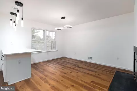 Living - 26 Pilgrim Ct, Ewing, NJ 08628 photo 2 of 3