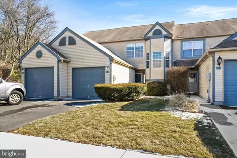 16 Hawthorne Ct, Hamilton, NJ 08690