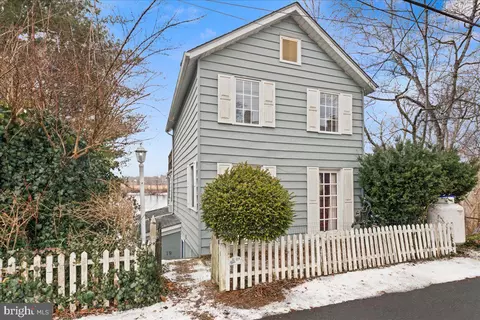 19 River Dr, Titusville, NJ 08560