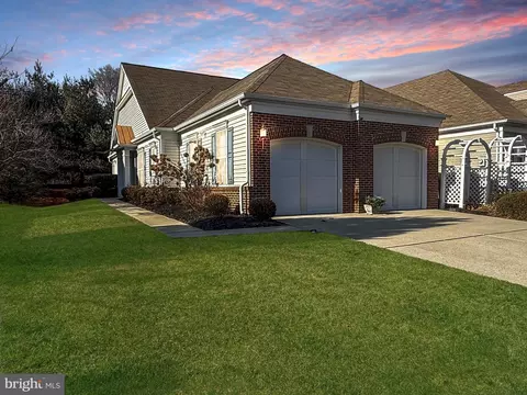 35 Sparrow Dr, Hamilton, NJ 08690