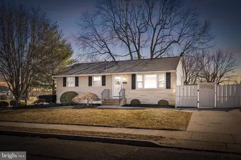 8 Roslyn Rd, Hamilton, NJ 08610