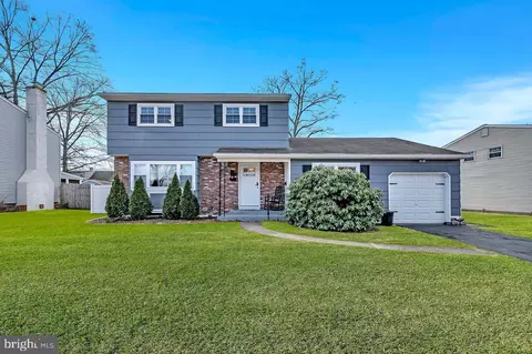 5 Blackbird Dr, Hamilton, NJ 08619