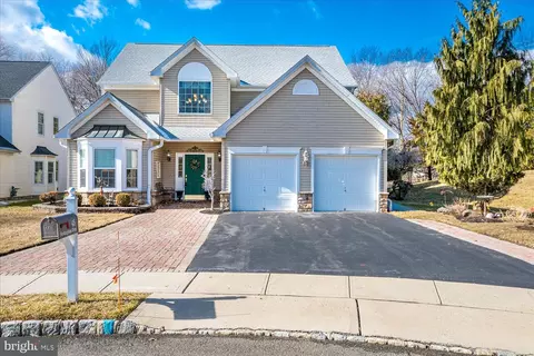 45 Buckingham Dr, Pennington, NJ 08534