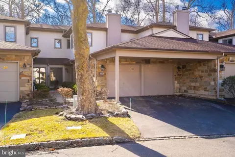 26 Woodmont Dr, Lawrence Township, NJ 08648