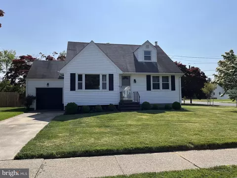 9 Sayen Dr, Hamilton, NJ 08690