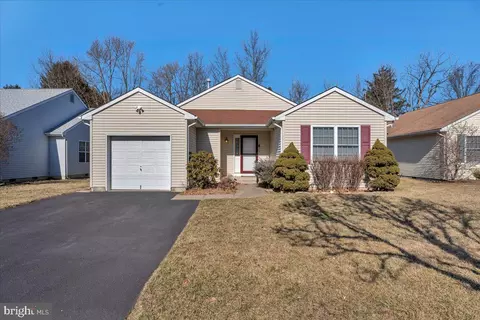 10 Holiday Ct, Ewing, NJ 08638