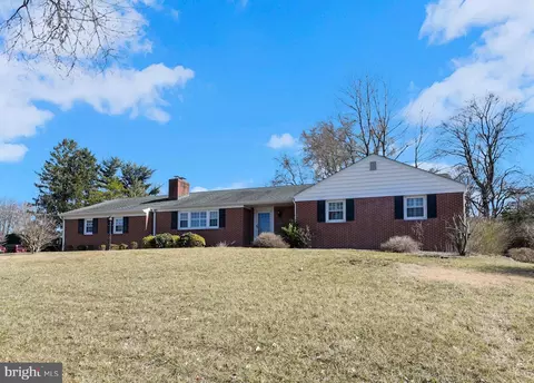 14 Clover Hill Cir, Ewing, NJ 08638