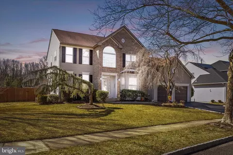 15 Eastwood Dr, East Windsor, NJ 08520
