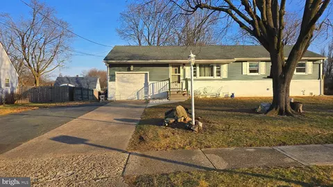 13 Bent Twig La, Ewing, NJ 08638