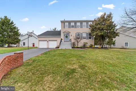 40 Chicory Ln, Pennington, NJ 08534