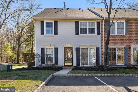 1 Chambord Ct, Hamilton, NJ 08619