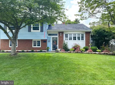 19 Lakeview Dr, Hamilton, NJ 08620