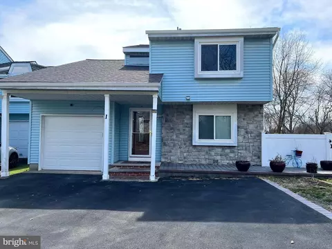 1 Winchester Dr, Hightstown, NJ 08520