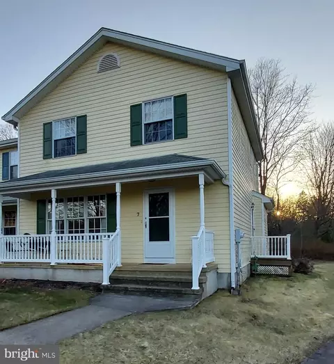 7 Eaton Pl, Hopewell, NJ 08525