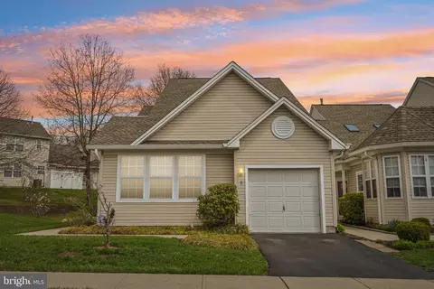 5 Fallview Ct, Hamilton, NJ 08690