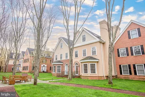 5 Governors Ln, Princeton, NJ 08540