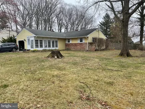 2 Shagbark Ln, East Windsor, NJ 08520