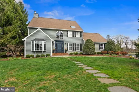 7 Chadwell Ct, Pennington, NJ 08534