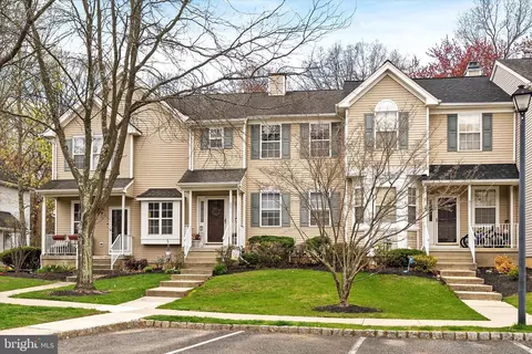 27 Faxon Dr, Robbinsville, NJ 08691