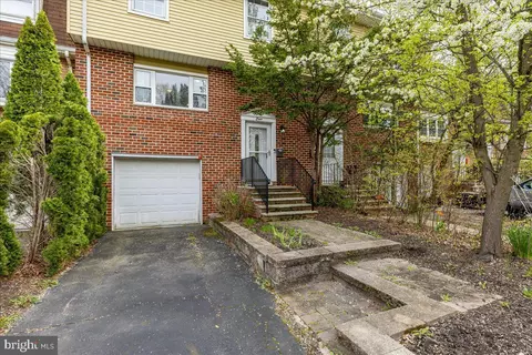 8 Trafalgar Ct, Lawrence, NJ 08648