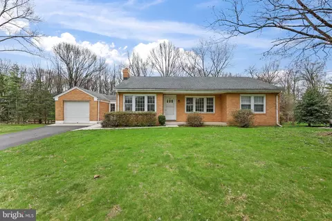 15 Flower Hill Ter, Pennington, NJ 08534