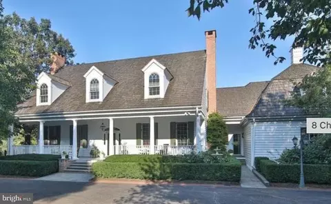 8 Chase Hollow Rd, Hopewell, NJ 08525