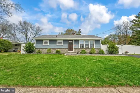 16 Century Way, Hamilton, NJ 08690