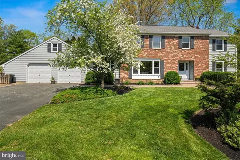 5 Pinewood Ct, West Windsor, NJ 08550