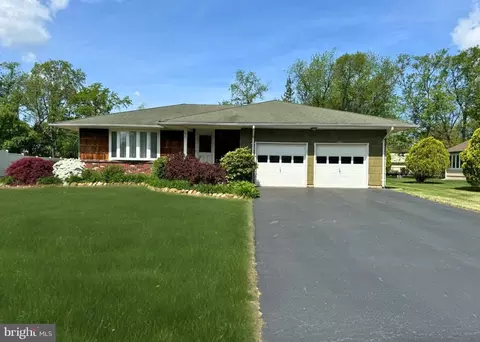 90 Limewood Dr, Hamilton, NJ 08690