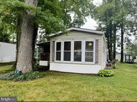 1 Forest Dr, East Windsor, NJ 08520