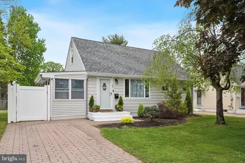 16 Benson Ln, Hamilton, NJ 08610