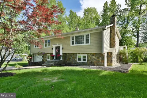 192 Bull Run Rd, Ewing, NJ 08638