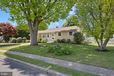 5 Roslyn Rd, Hamilton, NJ 08610
