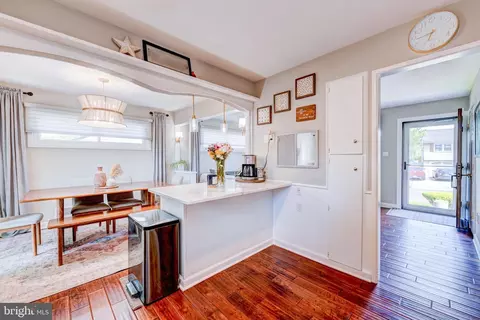 Entry Way - 33 Dailey Dr, Hamilton, NJ 08620 photo 2 of 2