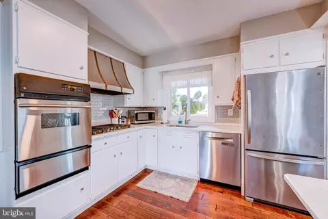 Kitchen - 33 Dailey Dr, Hamilton, NJ 08620 photo 1 of 2