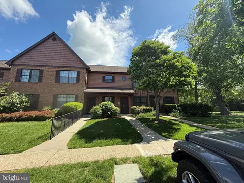 4 Barclay Ct, Lawrenceville, NJ 08648