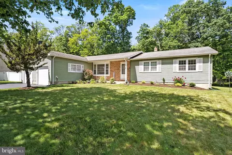 8 Crestwood Dr, Hamilton, NJ 08690