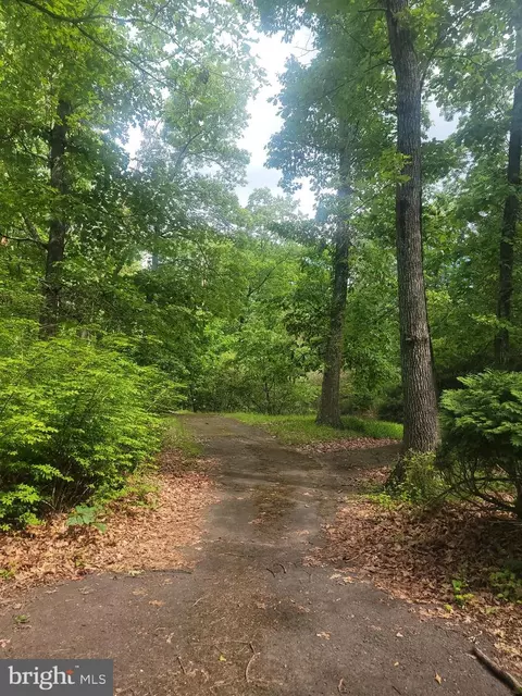 6 Timberlane Dr, Pennington, NJ 08534