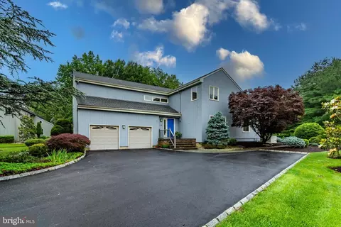 27 Arnold Dr, Princeton Junction, NJ 08550