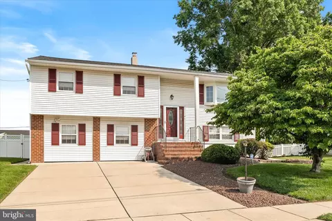 5 Misty Pine Ln, Hamilton, NJ 08690