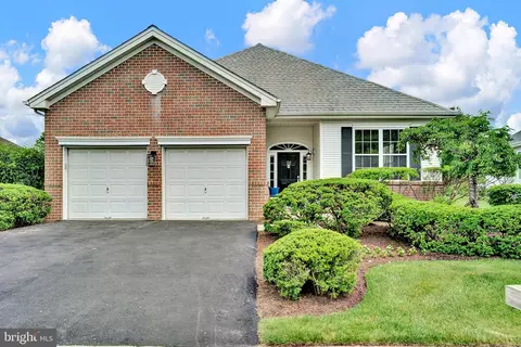 32 Brewster Ct, Pennington, NJ 08534